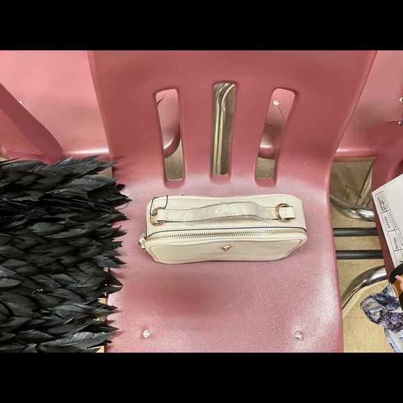 NWT cream Vanessa Williams purse regularly $100 - Picture 4 of 6